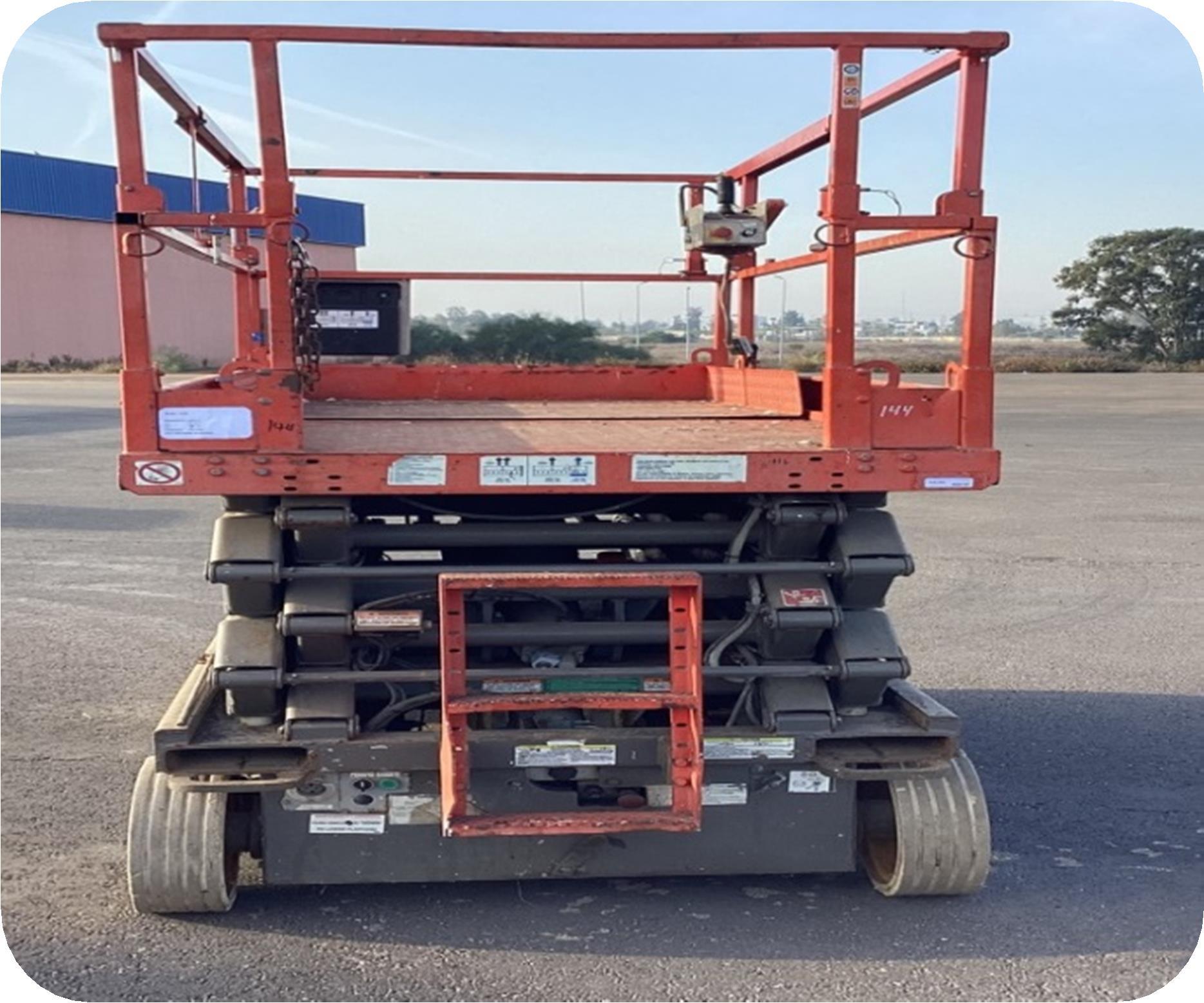 Africa Travaux Routiers-matériels a vendre-NACELLE ROUGE SN 321-3